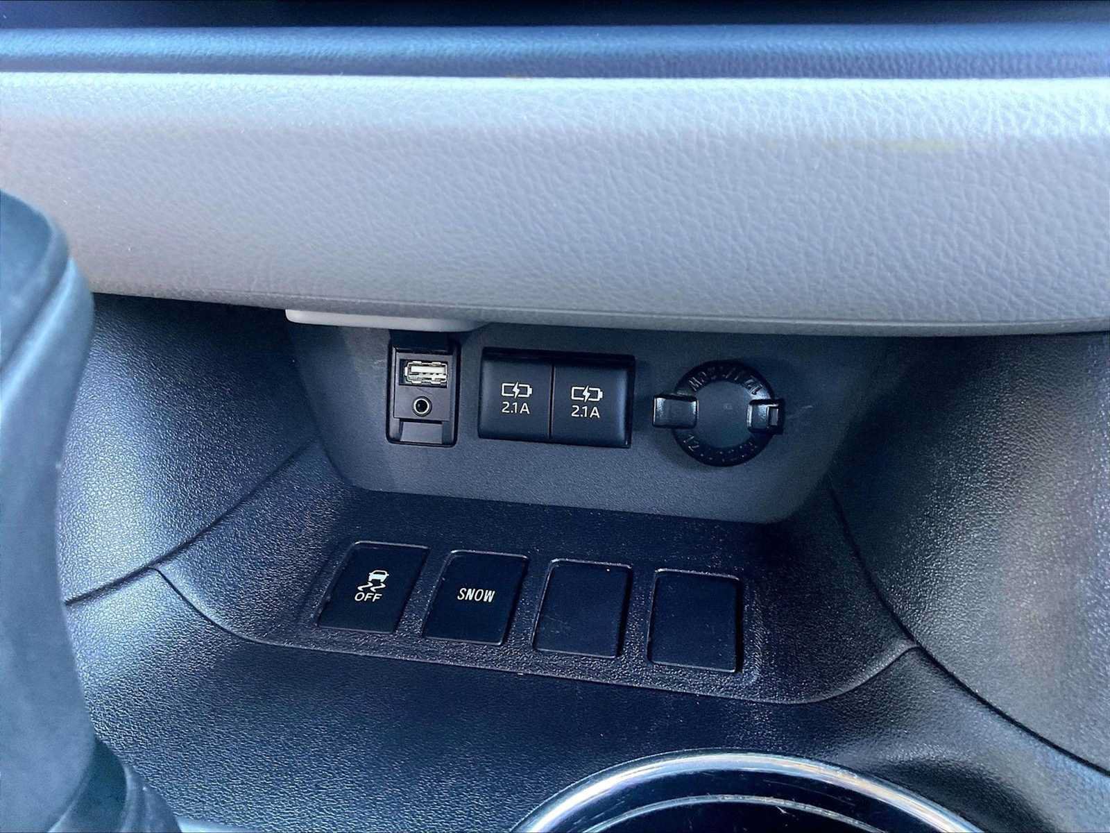 Used 2018 Toyota Highlander Plus w/ Carpet Mat Package (TMS) FWD image 35
