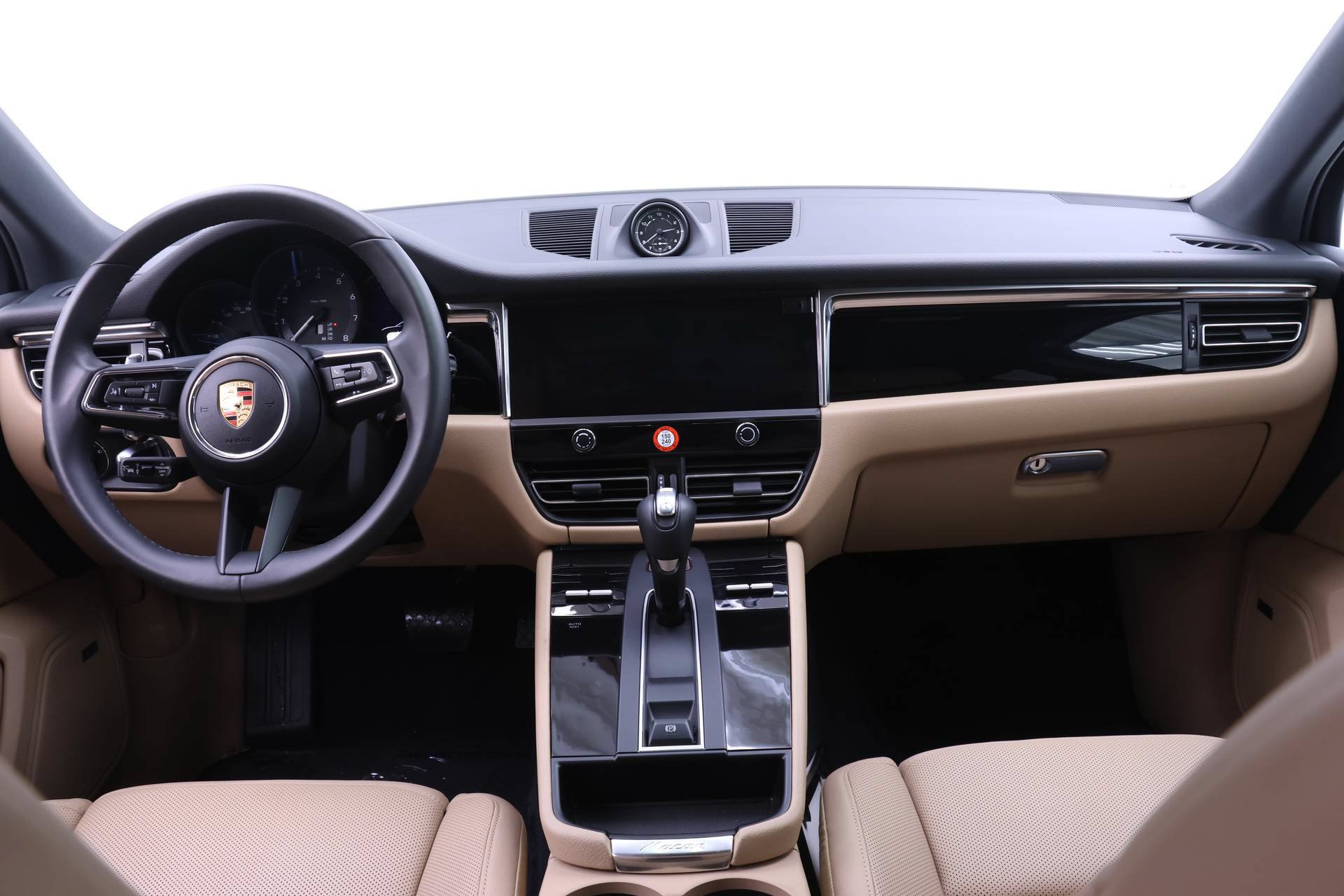 Used 2025 Porsche Macan AWD/4WD image 18