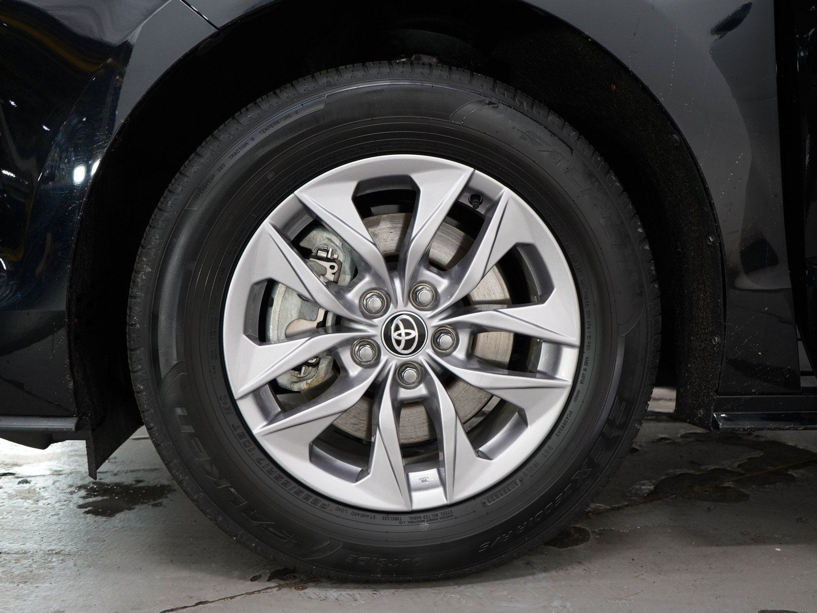 Used 2025 Toyota Sienna XLE w/ XLE Plus Package AWD/4WD image 30