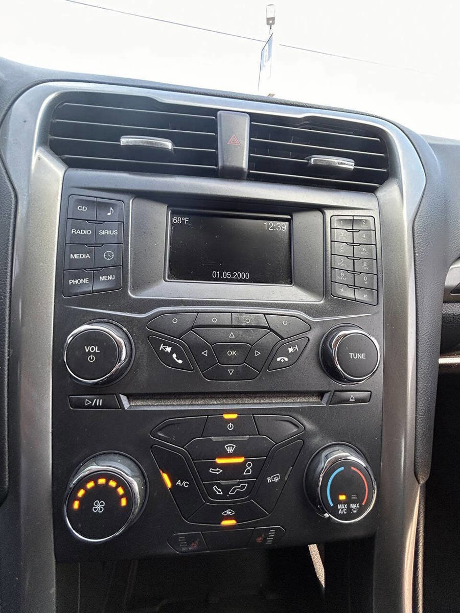 Used 2018 Ford Fusion SE FWD image 19