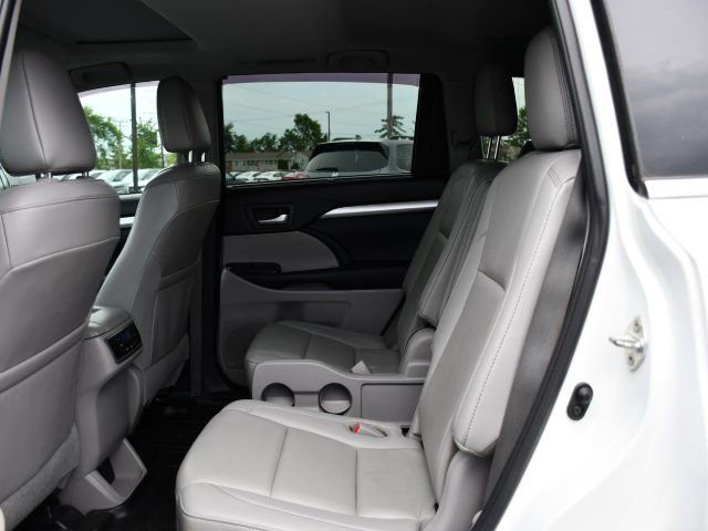 Used 2019 Toyota Highlander XLE FWD image 16