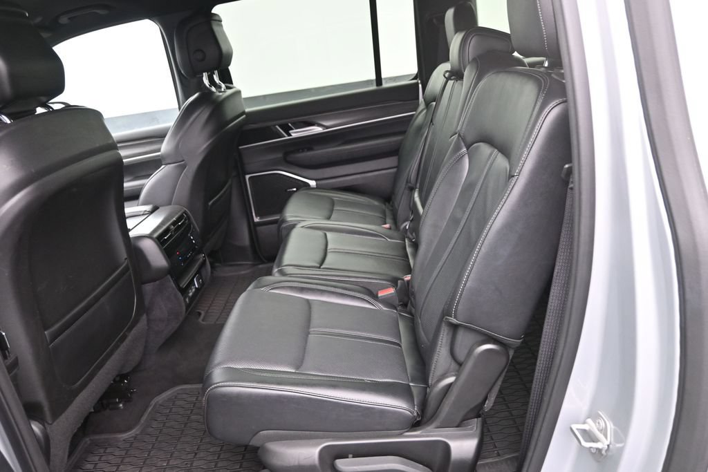 Used 2024 Jeep Wagoneer L Series II w/ Flexible Seating Group AWD/4WD image 15