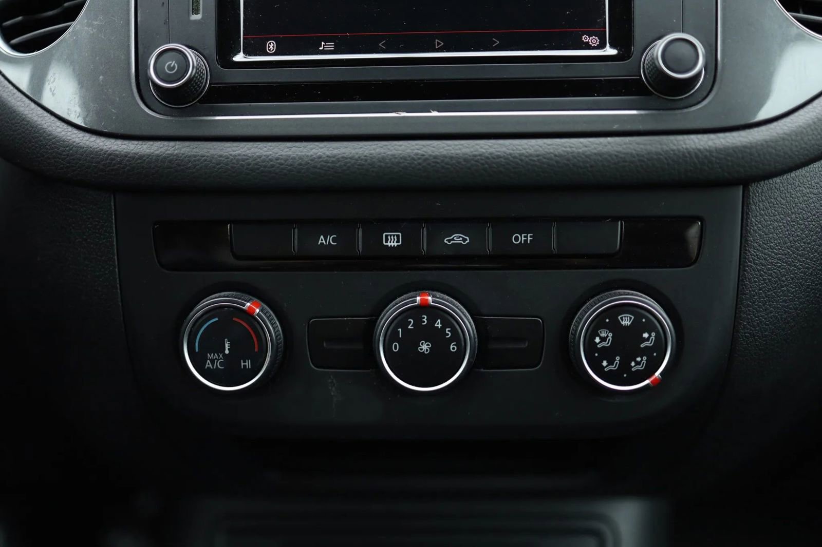 Used 2017 Volkswagen Tiguan S image 24