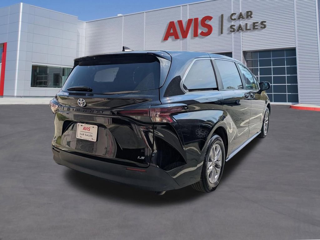 Used 2025 Toyota Sienna LE image 6