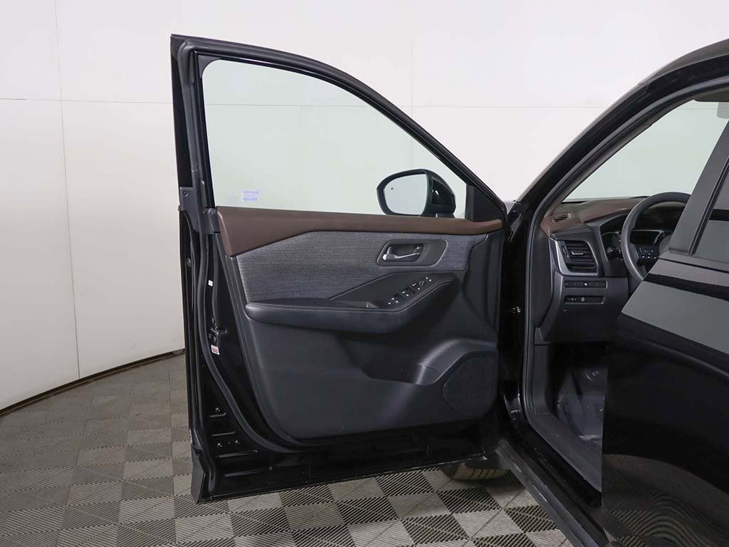 Used 2023 Nissan Rogue SV image 16