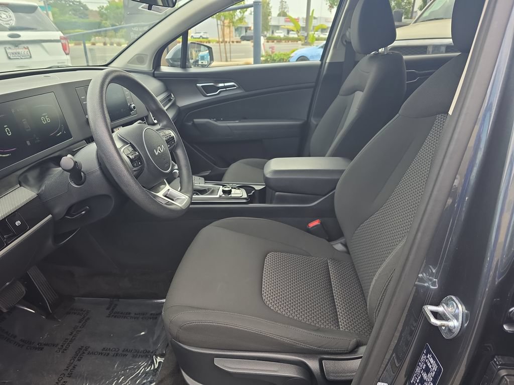 Used 2025 Kia Sportage LX FWD image 9