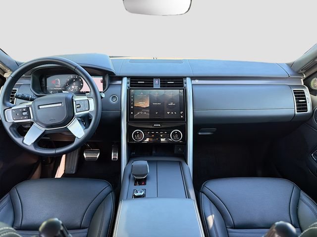 Used 2025 Land Rover Discovery Metropolitan Edition AWD/4WD image 17
