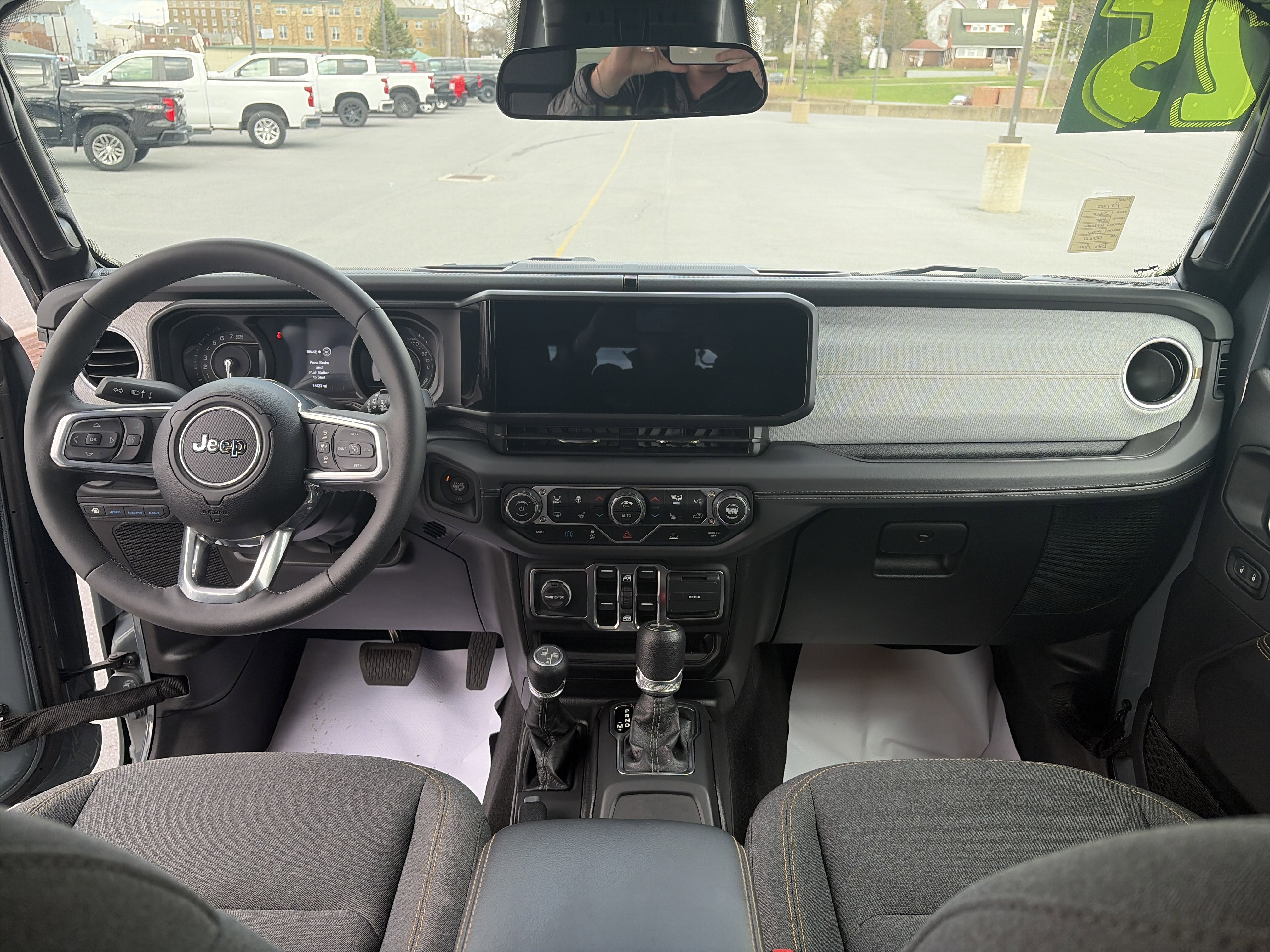 Used 2025 Jeep Wrangler Sahara image 14