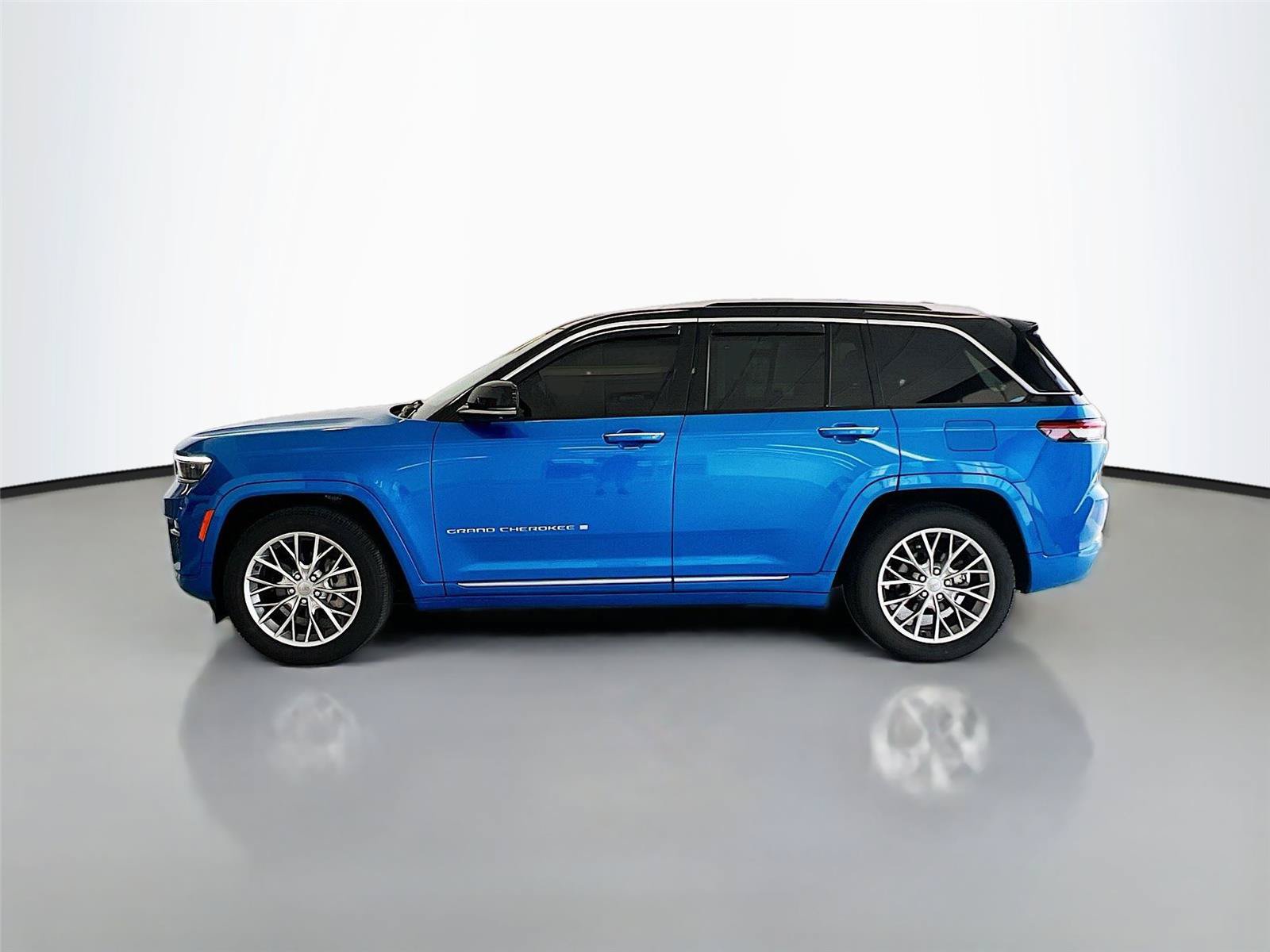 Used 2023 Jeep Grand Cherokee Summit w/ Adv Protech Group IV AWD/4WD image 8