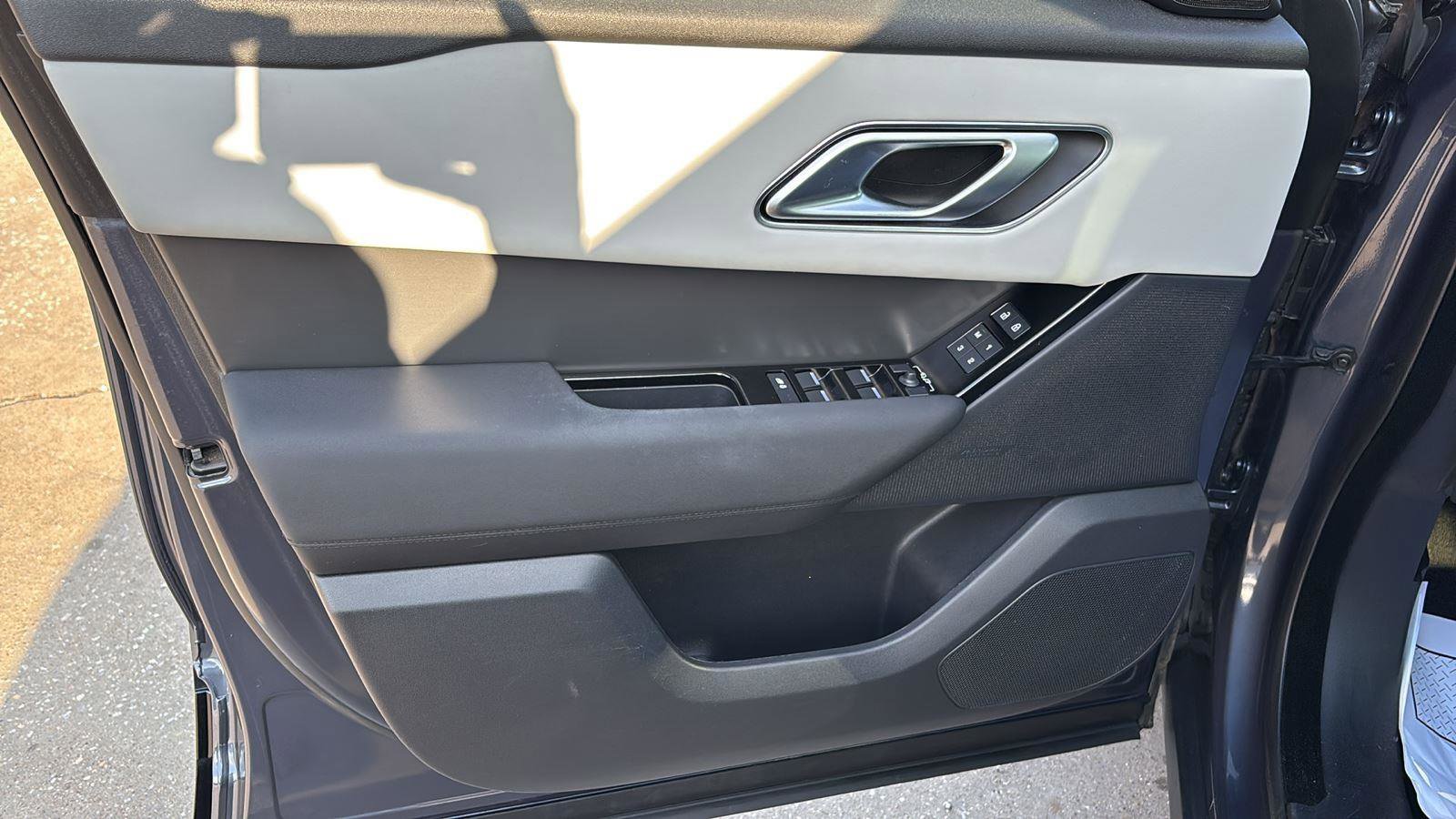 Used 2025 Land Rover Range Rover Velar Dynamic SE image 14