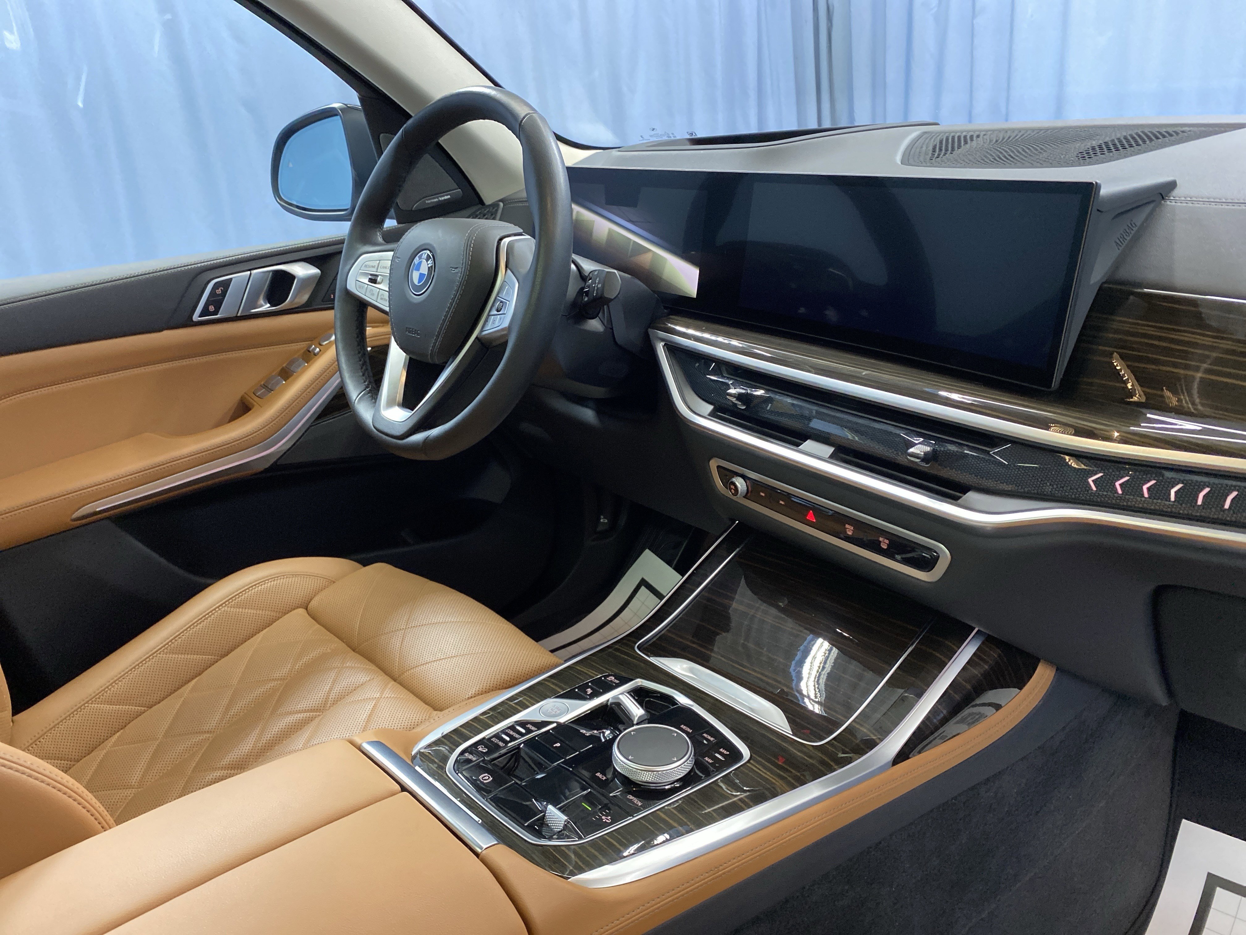 Used 2024 BMW X7 xDrive40i w/ Premium Package image 40