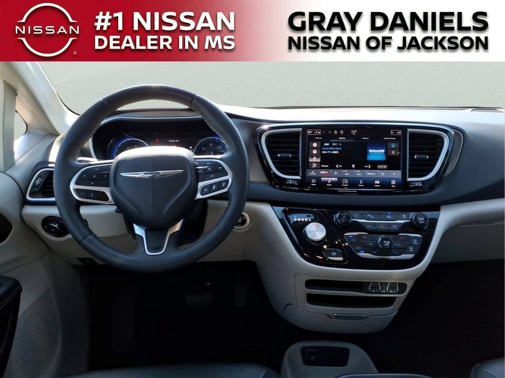 Used 2024 Chrysler Pacifica Touring-L FWD image 10
