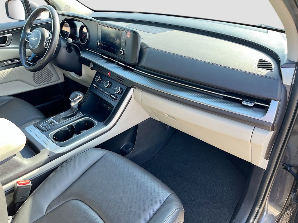 Used 2024 Kia Carnival LX image 28