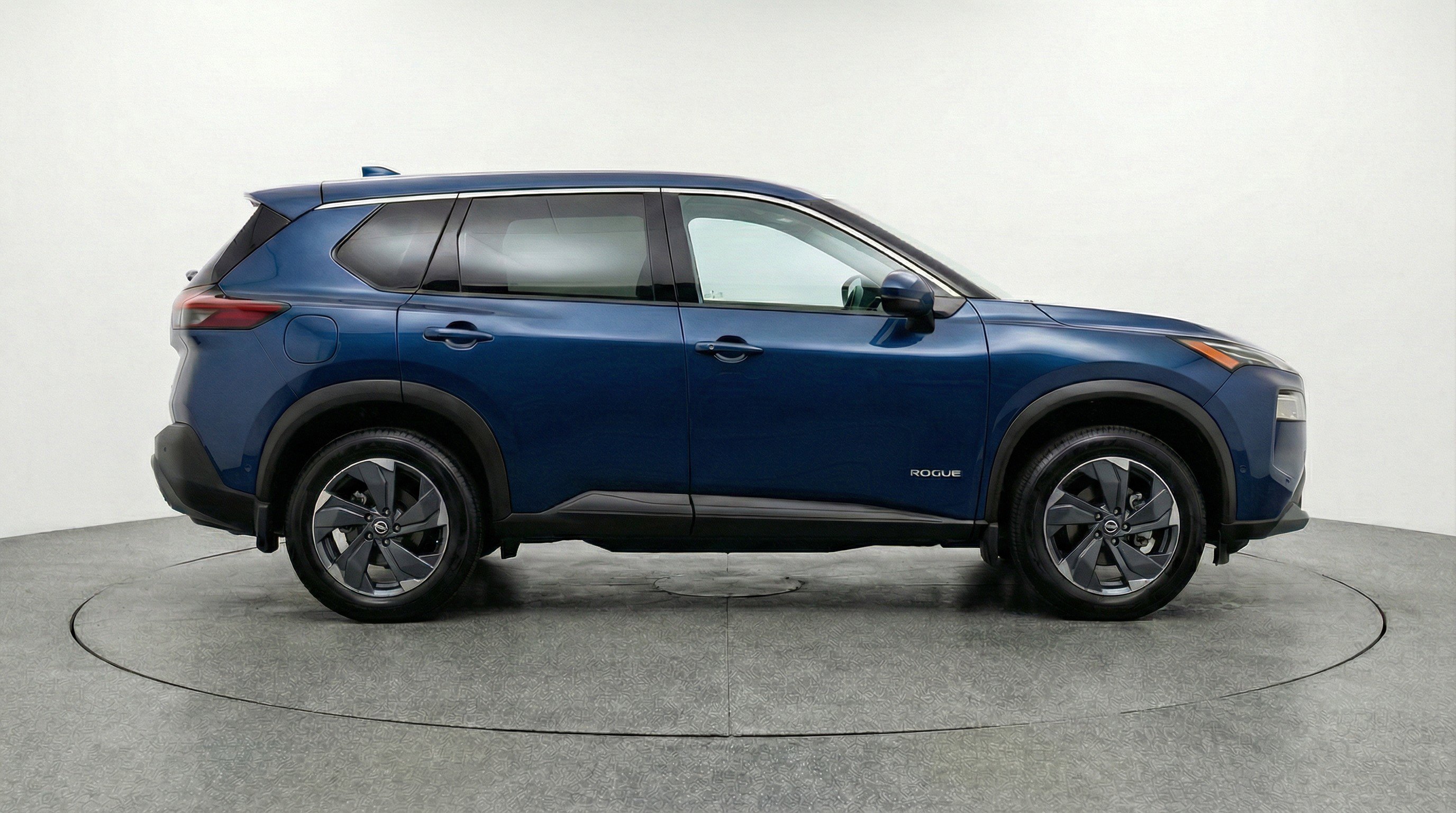 Used 2025 Nissan Rogue SV image 11