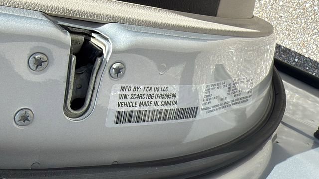 Used 2023 Chrysler Pacifica Touring-L FWD image 25