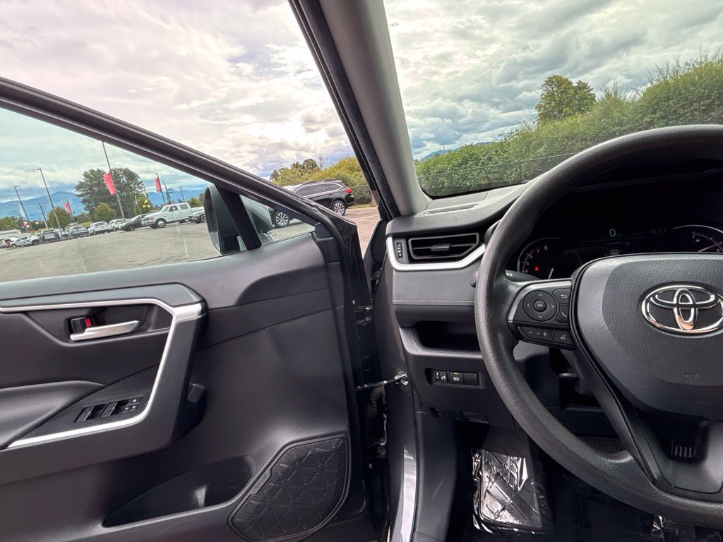 Used 2025 Toyota RAV4 XLE FWD image 24