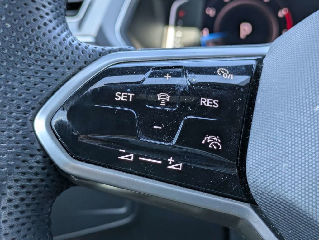 Used 2022 Volkswagen Tiguan SEL R-Line AWD/4WD image 39