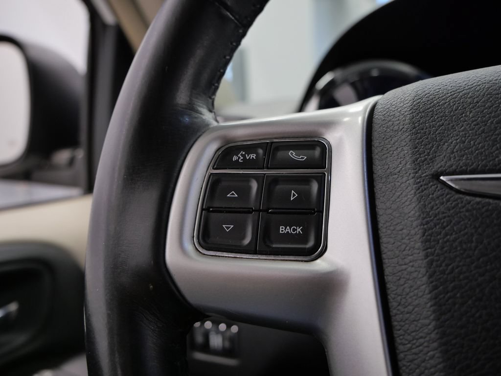 Used 2014 Chrysler Town & Country Touring FWD image 20