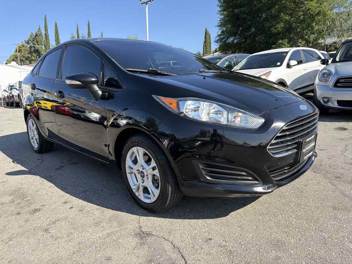 Used 2016 Ford Fiesta SE FWD image 1