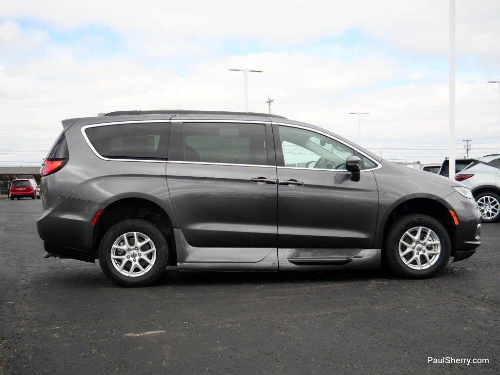 Used 2022 Chrysler Pacifica Touring-L FWD image 25
