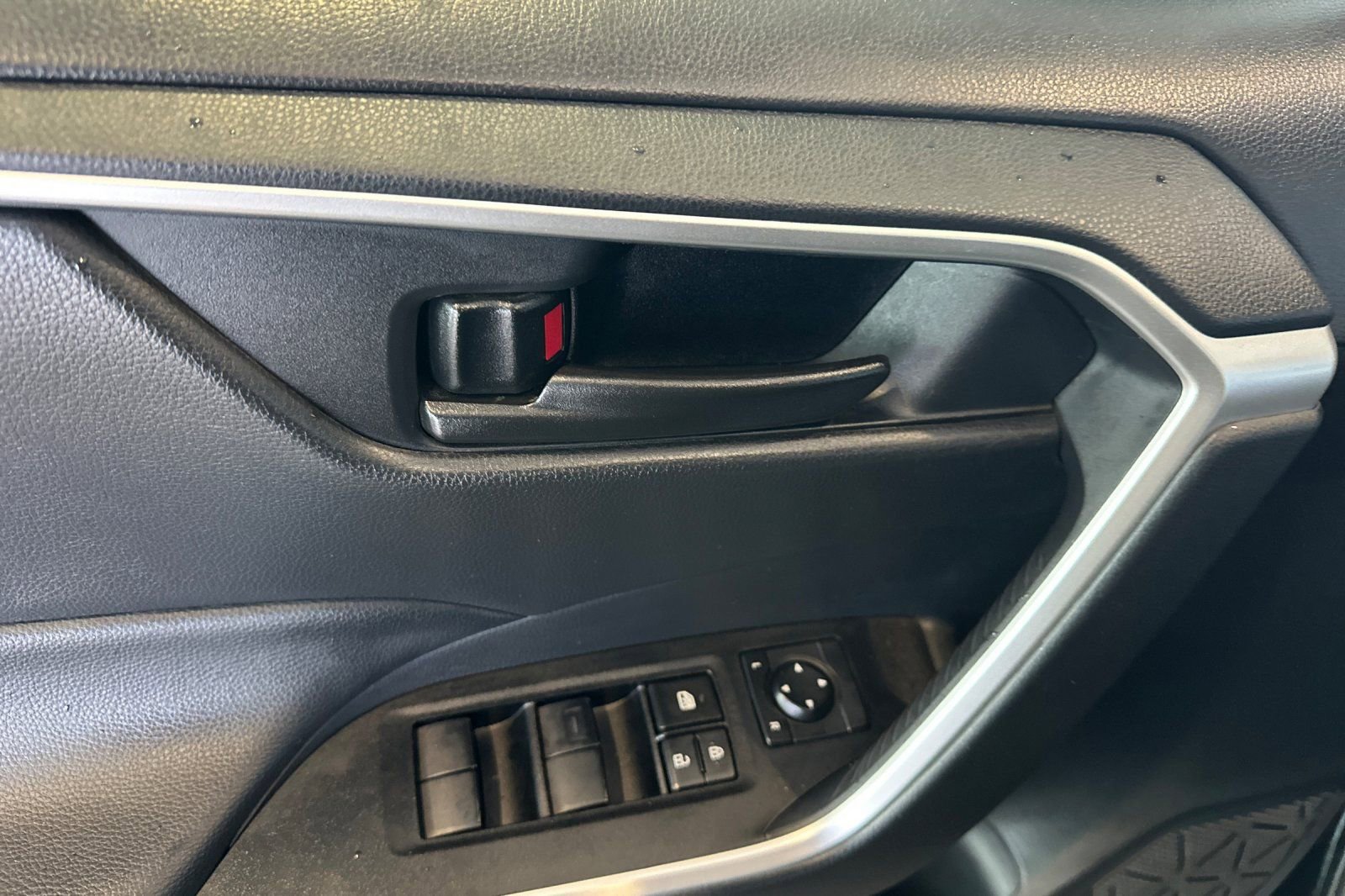 Used 2025 Toyota RAV4 LE image 12