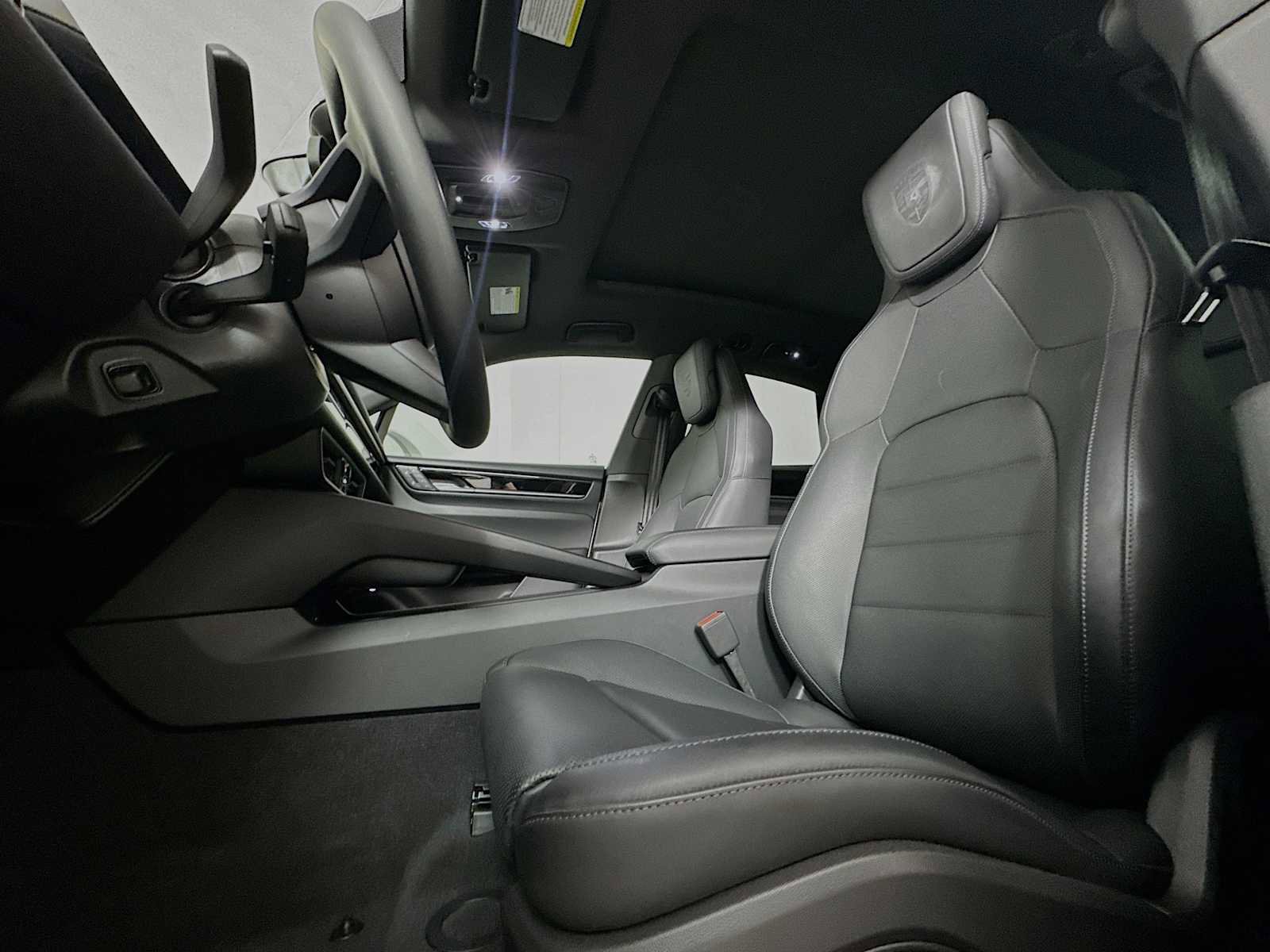 Certified 2025 Porsche Macan Electric image 5
