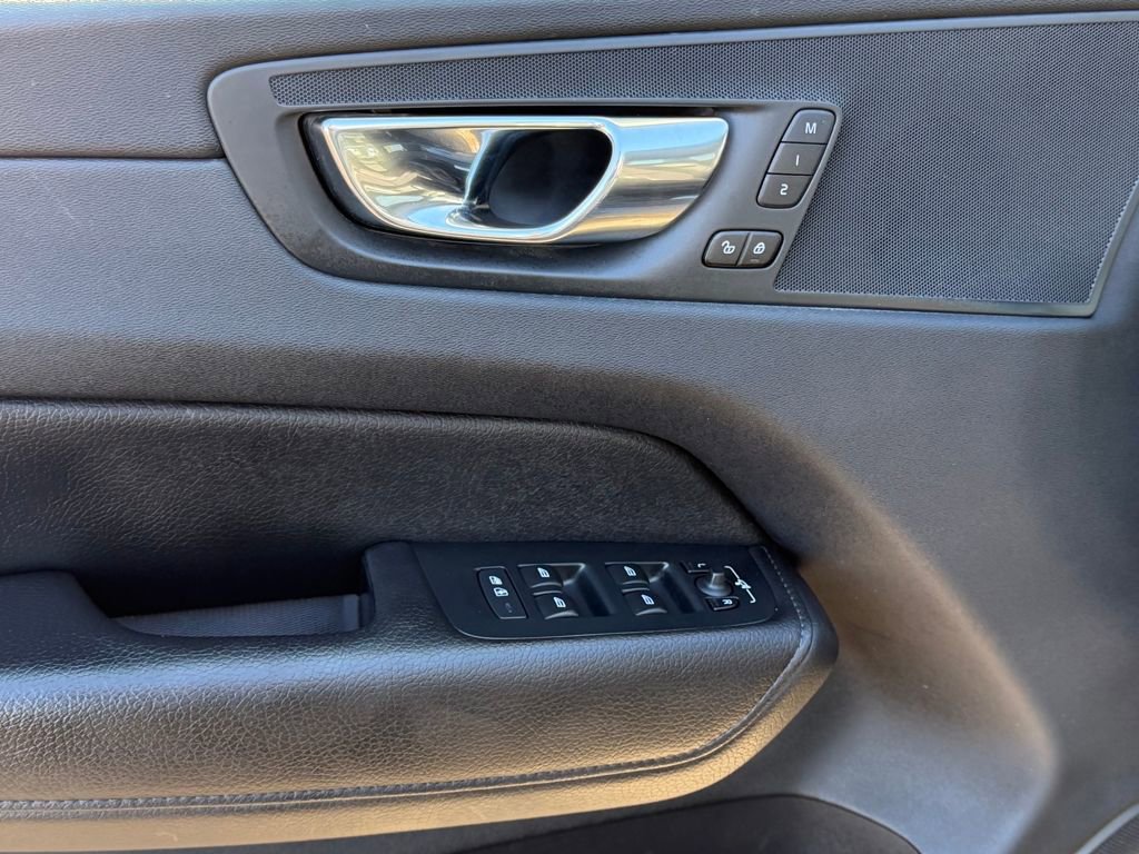 Used 2020 Volvo XC60 T6 Momentum image 9