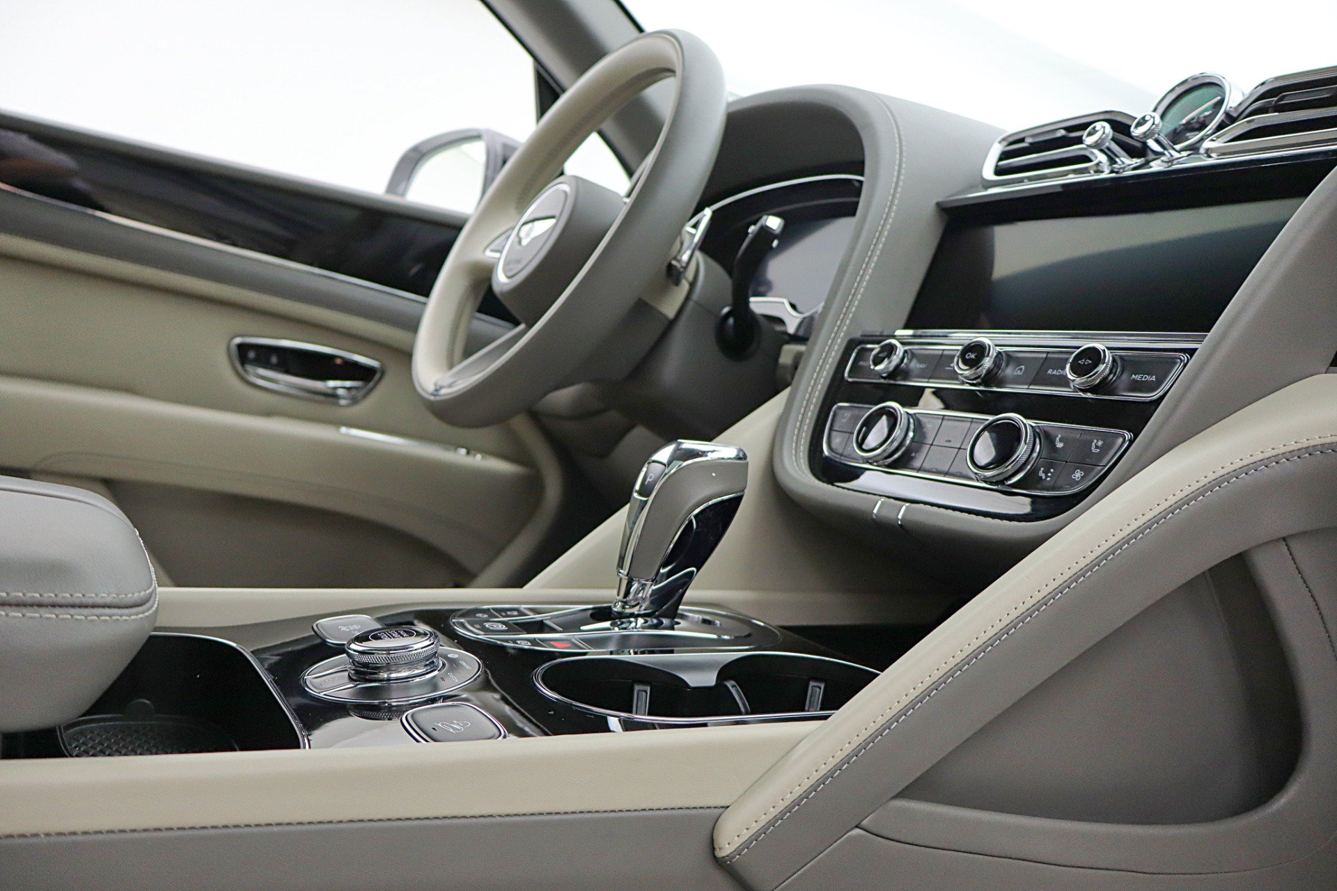 Used 2024 Bentley Bentayga Extended Wheelbase AWD/4WD image 36