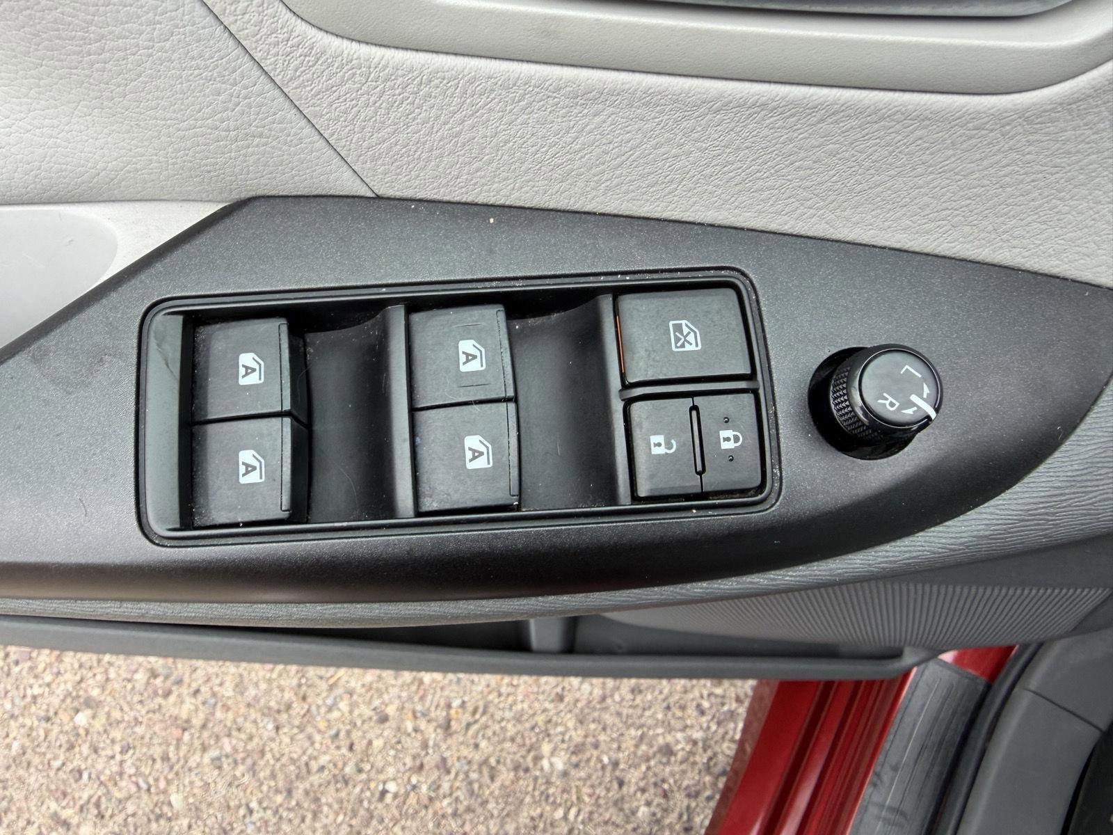 Used 2018 Toyota Sienna LE w/ Carpet Mat Package FWD image 21