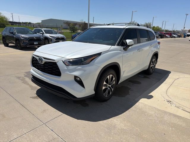 Used 2023 Toyota Highlander XLE image 3