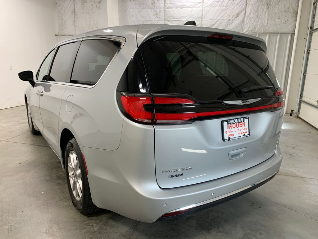 Used 2024 Chrysler Pacifica Touring-L FWD image 6