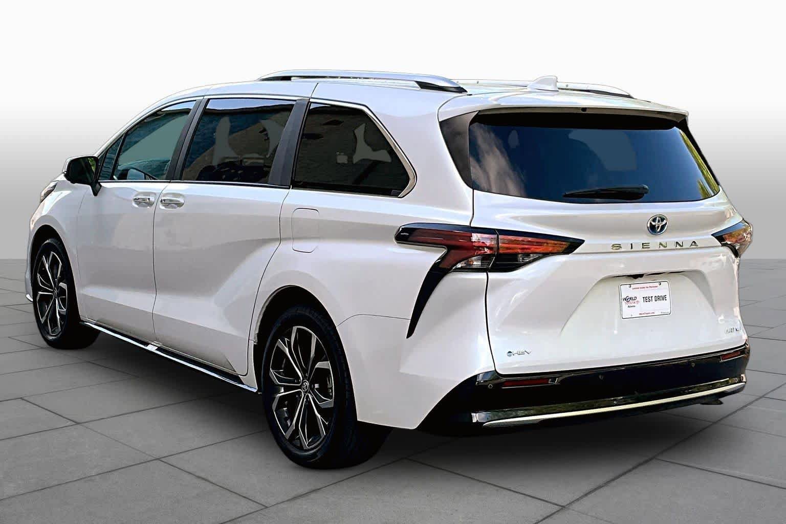 Used 2025 Toyota Sienna Platinum FWD image 12