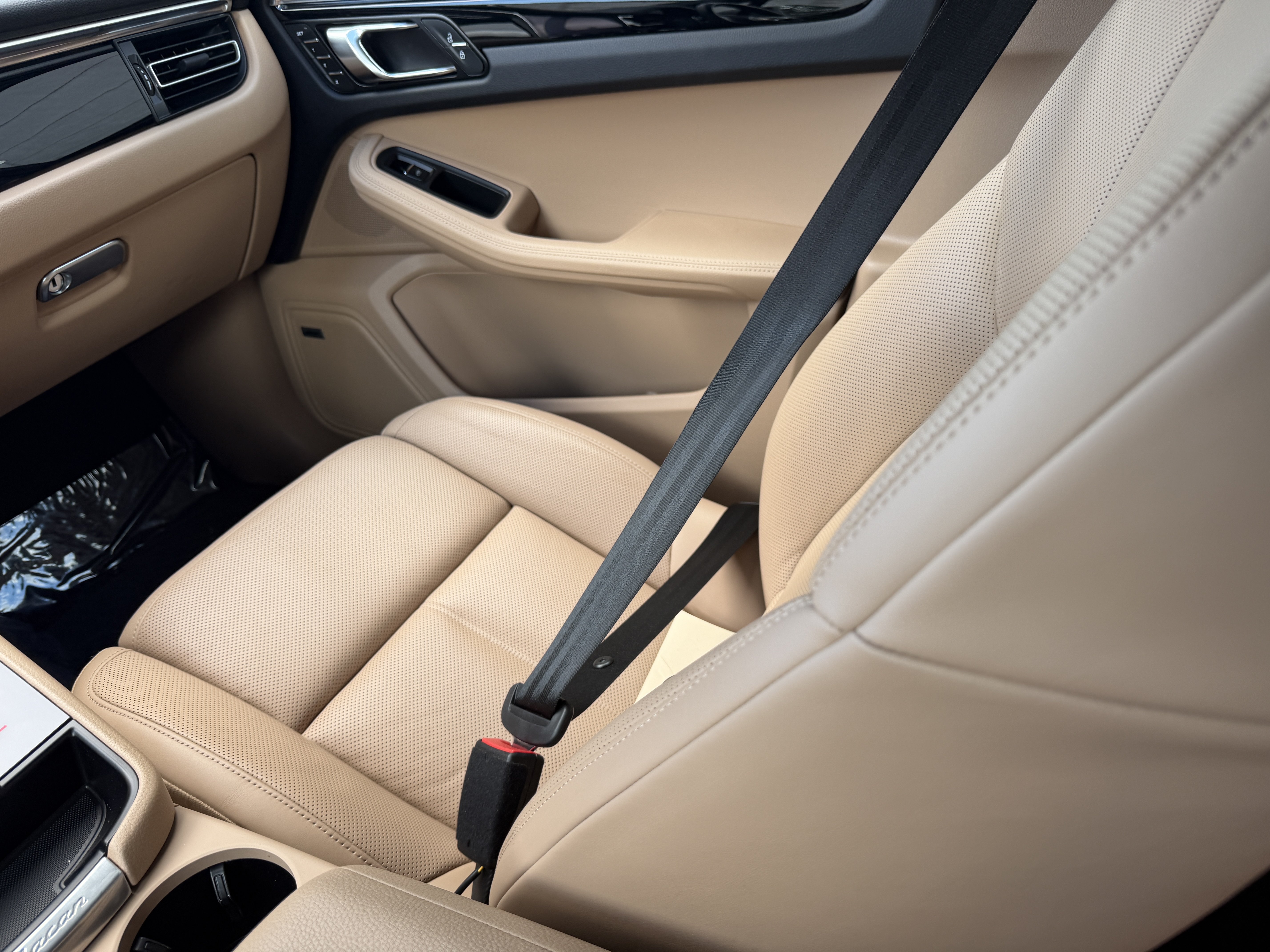 Certified 2023 Porsche Macan AWD/4WD image 17