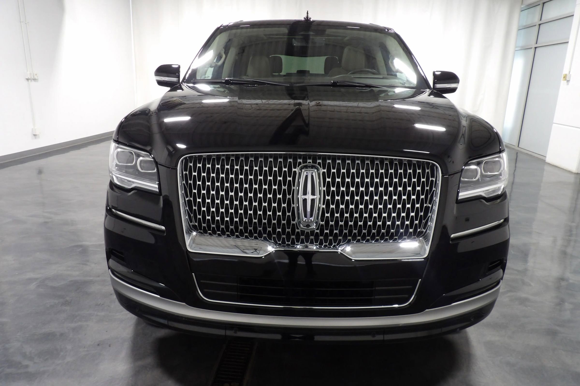 Used 2022 Lincoln Navigator Reserve image 2