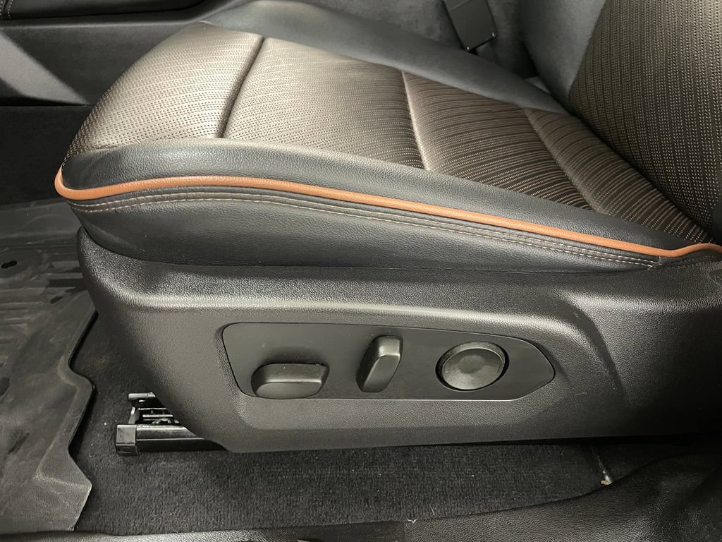 Used 2024 GMC Canyon AT4 w/ AT4 Premium Package AWD/4WD image 16
