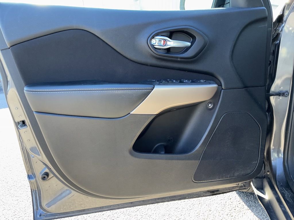 Used 2017 Jeep Cherokee Latitude w/ Cold Weather Group image 10