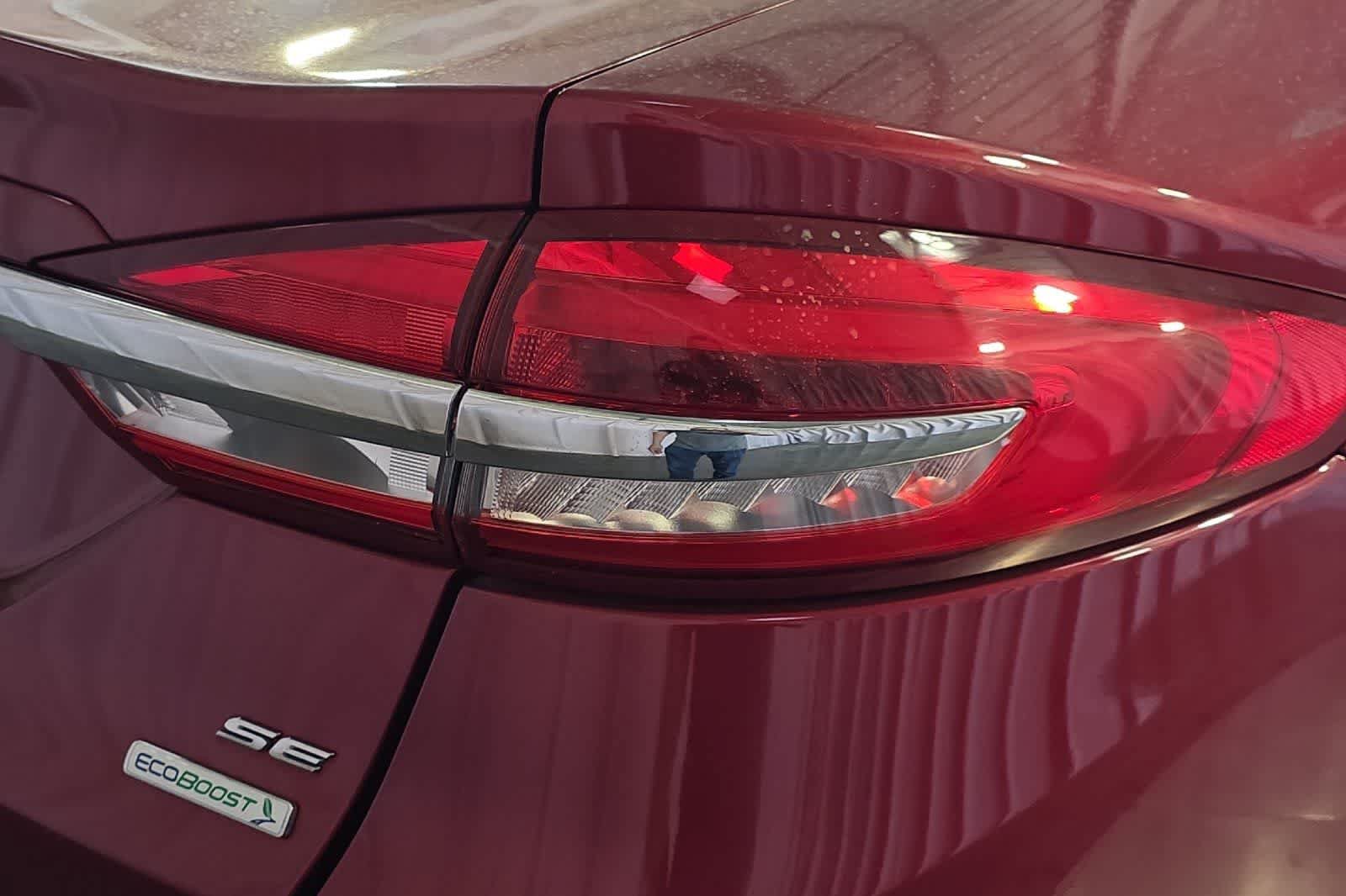 Used 2017 Ford Fusion SE w/ Fusion SE Technology Package FWD image 13