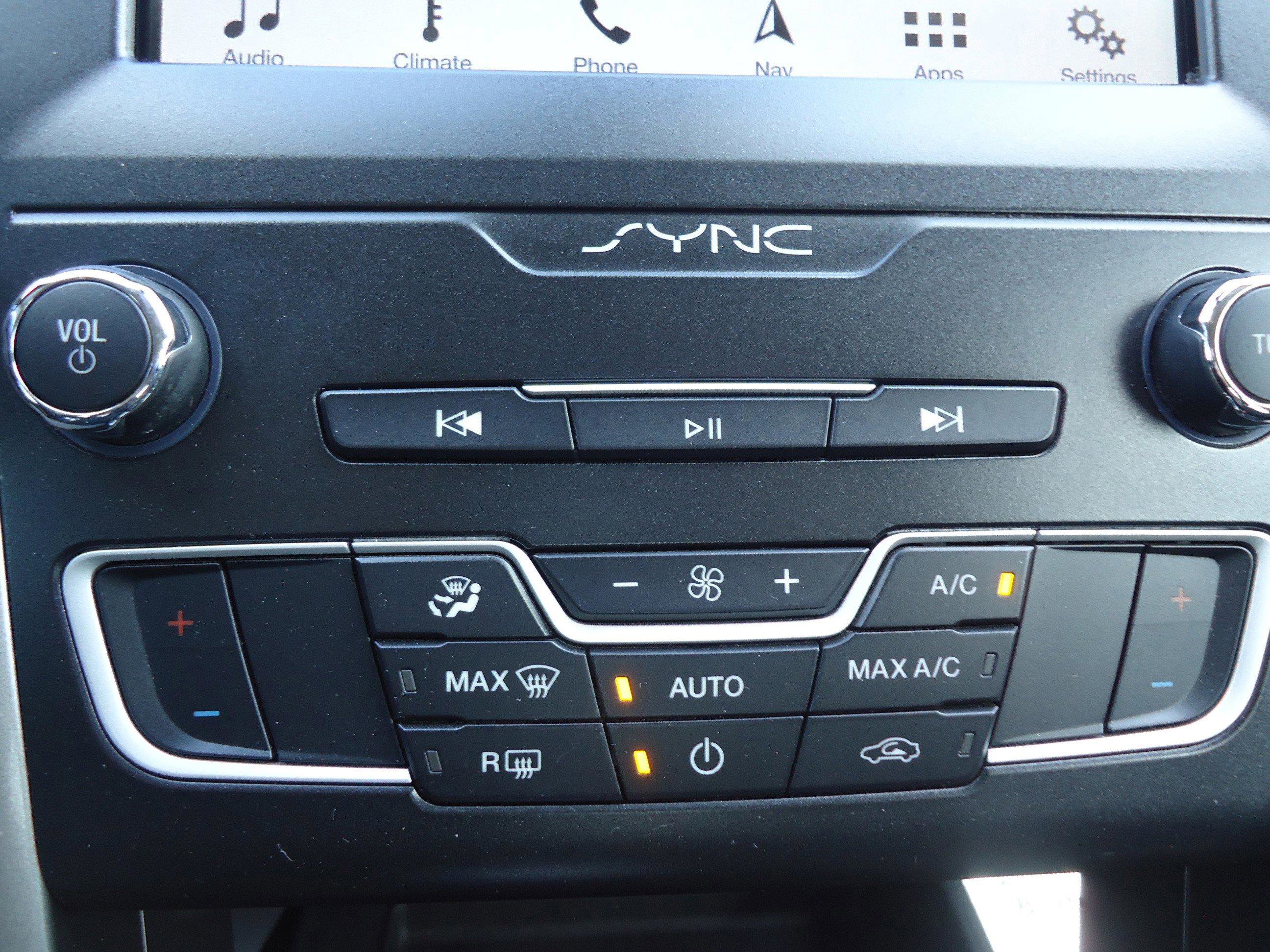 Used 2019 Ford Fusion SE FWD image 18