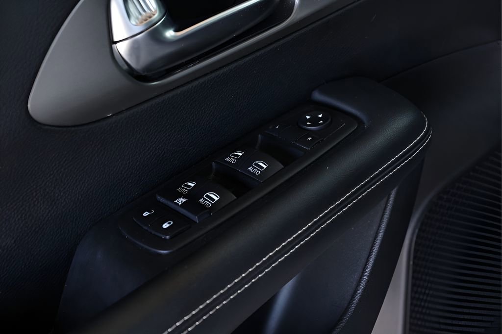 Used 2025 Chrysler Pacifica Select image 41