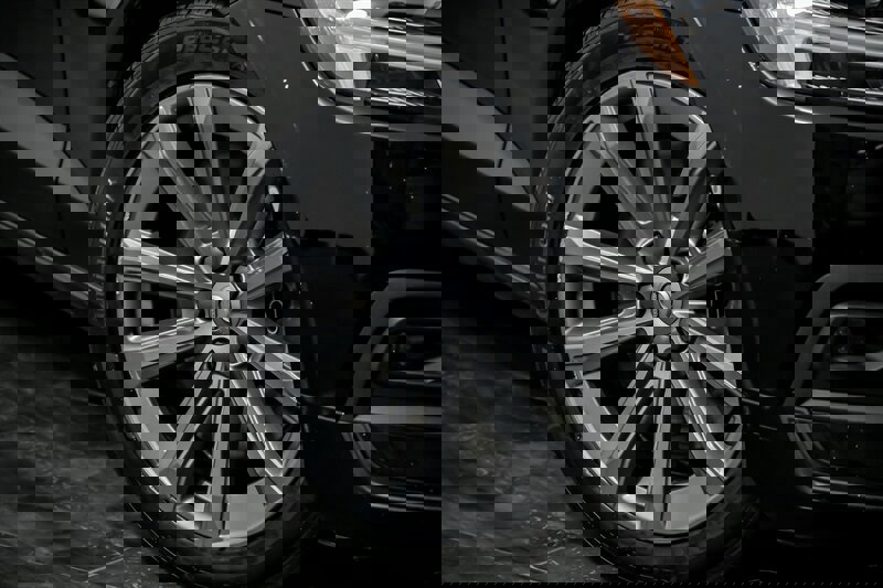 Used 2021 Volvo S60 T6 Momentum w/ Premium Package image 3