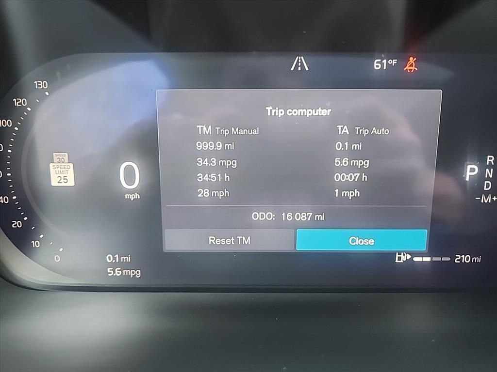 Certified 2025 Volvo XC40 B5 Core AWD/4WD image 16