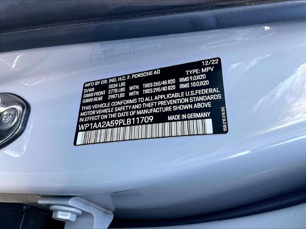 Certified 2023 Porsche Macan AWD/4WD image 33
