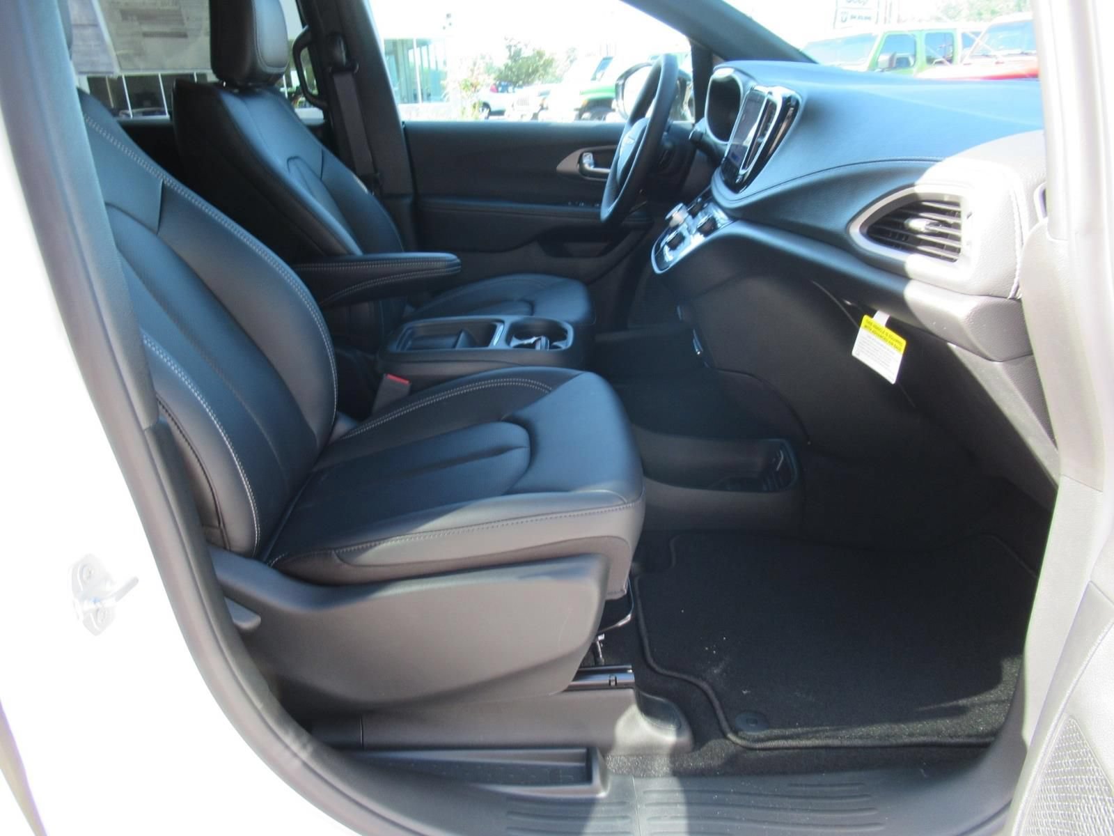 New 2027 Chrysler Pacifica Select FWD image 10