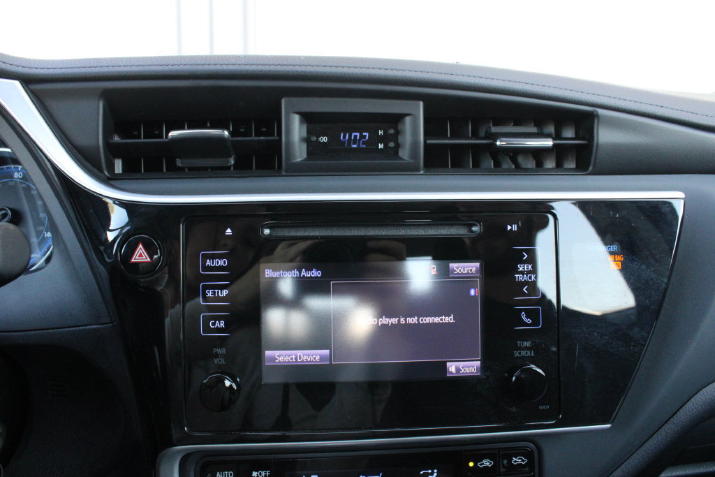 Used 2018 Toyota Corolla LE FWD image 15