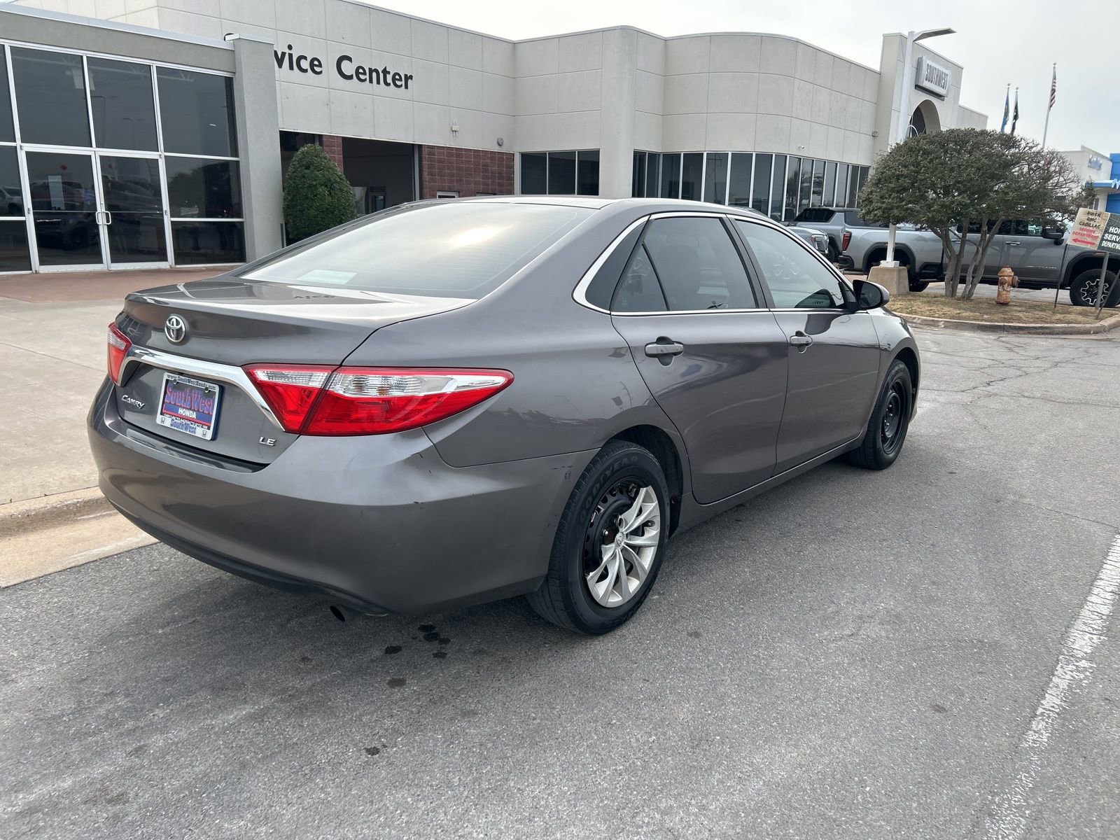 Used 2017 Toyota Camry LE image 5