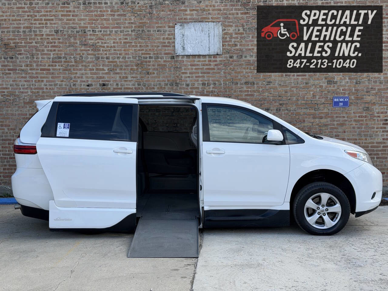 Used 2017 Toyota Sienna LE image 2
