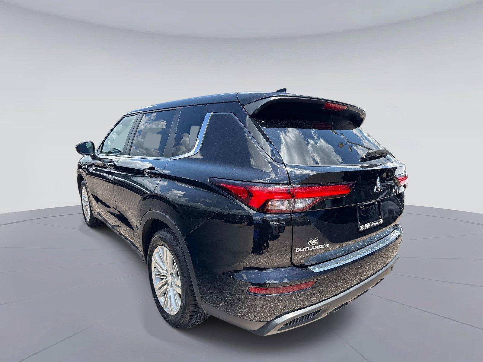 Used 2024 Mitsubishi Outlander ES FWD image 5