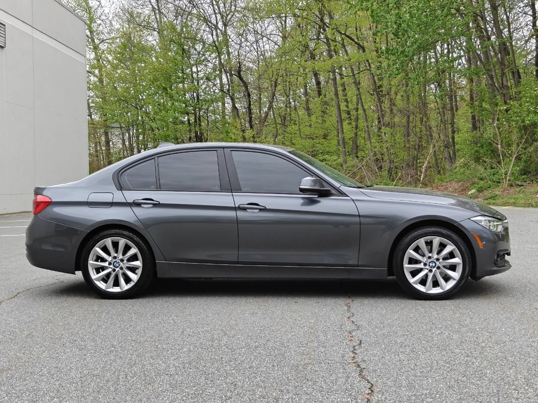 Used 2018 BMW 320i xDrive Sedan w/ Convenience Package AWD/4WD image 3