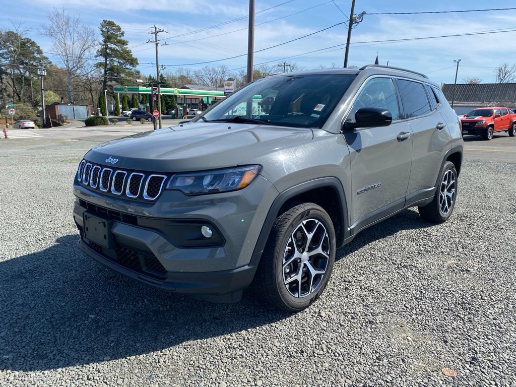 Used 2024 Jeep Compass Latitude image 7