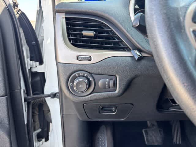 Used 2018 Jeep Cherokee Latitude FWD image 10